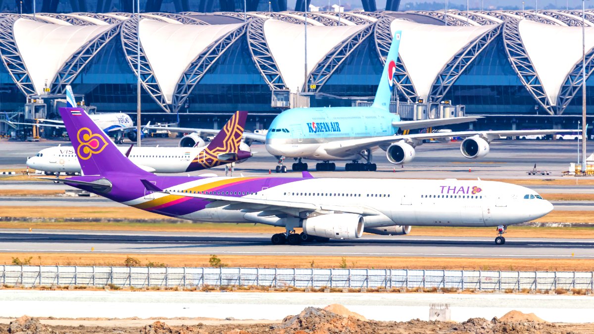 Voli in attesa di decollare all'aeroporto di Bangkok Suvarnabhumi