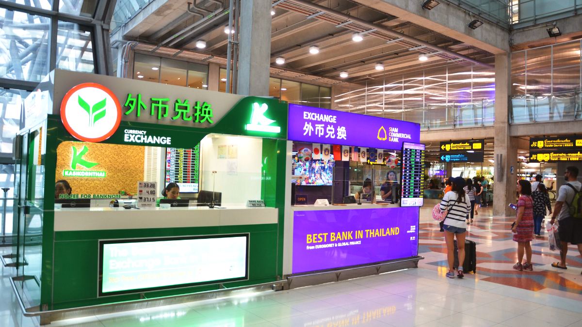 Sportelli di cambio valuta all'aeroporto di Bangkok Suvarnabhumi